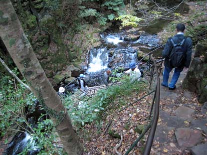 赤目四十八滝（斧淵の上の険しい岩道）　日本漢文の世界 kambun.jp