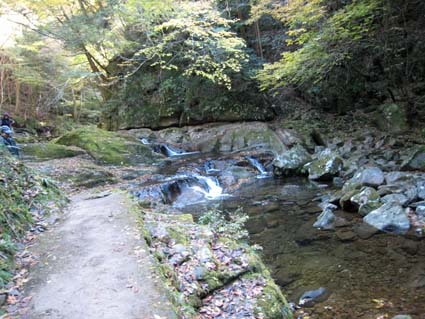 赤目四十八滝（荷担滝　大岩）　日本漢文の世界 kambun.jp