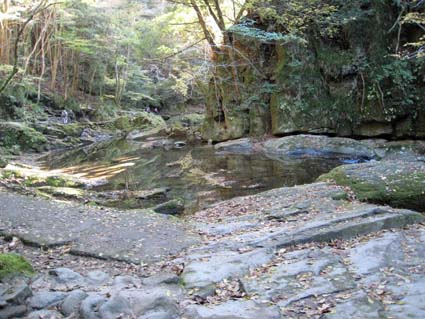 赤目四十八滝（斜滝横の大岩）　日本漢文の世界 kambun.jp