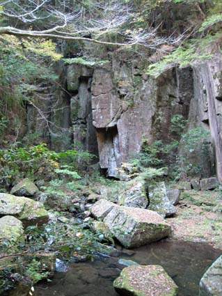 赤目四十八滝（荷担滝　大岩２）　日本漢文の世界 kambun.jp