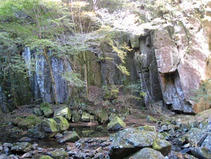 赤目四十八滝（荷担滝下流の大岩）　日本漢文の世界 kambun.jp