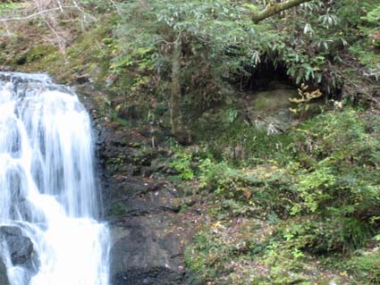 赤目四十八滝（岩窟滝横の岩窟）　日本漢文の世界 kambun.jp