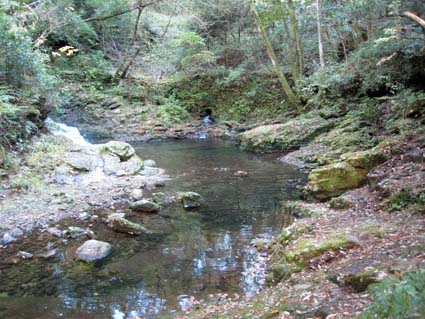 赤目四十八滝（岩窟滝前の河原）　日本漢文の世界 kambun.jp