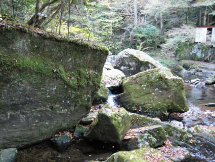 赤目四十八滝（七色岩）　日本漢文の世界 kambun.jp