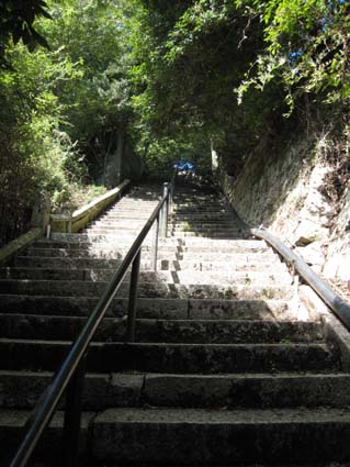 現在の摩耶山の石段　日本漢文の世界