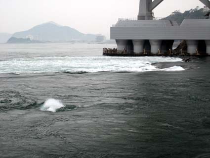 鳴門海峡の階段状の波　日本漢文の世界