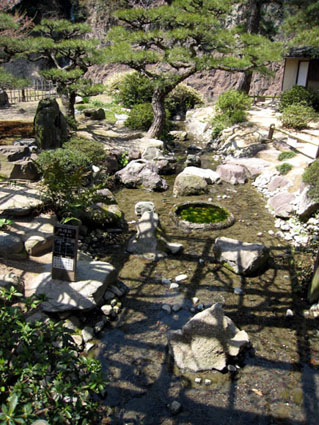 栗林公園降蹲踞