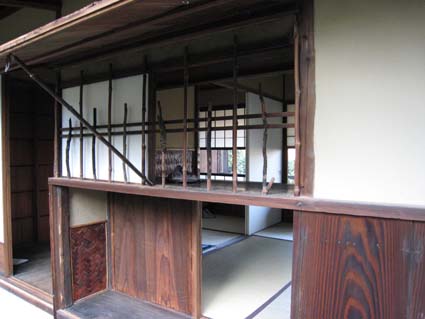 頼山陽書斎「山紫水明処」西側の窓（外側）