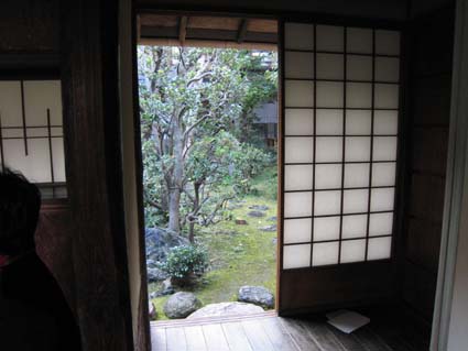 頼山陽書斎「山紫水明処」二畳間から庭を見る
