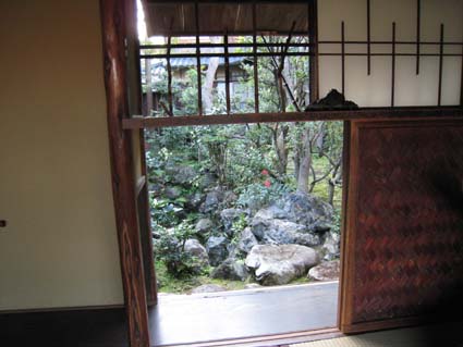 頼山陽書斎「山紫水明処」の庭（窓より）
